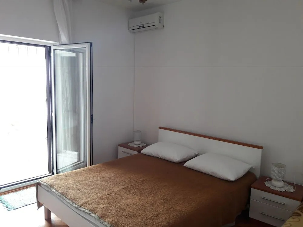 Apartments Metajna X
