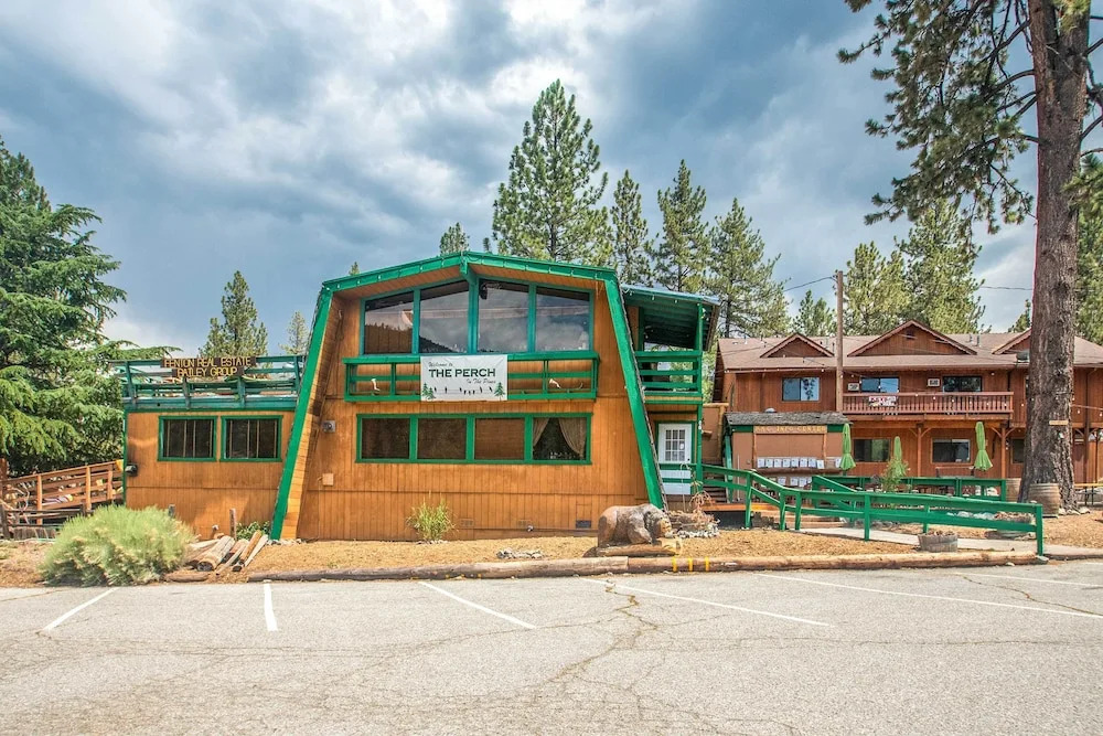 Walk to Village: Cozy Cabin in Pine Mountain Club