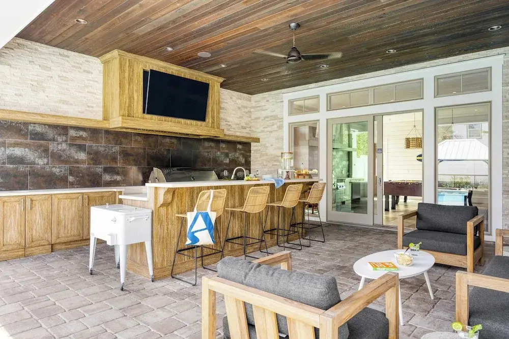 Monarch by Avantstay Stunning Estate 1 Block to Beach, Swim Up Bar, Hot Tub, & Rooftop Views