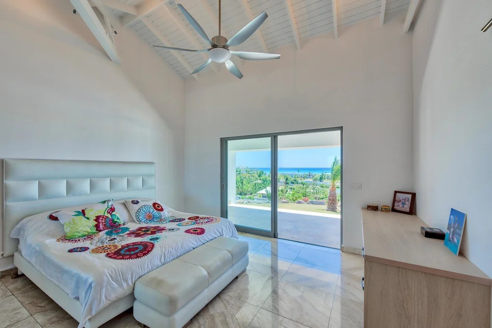 Swanky Caribbean Estate, Ocean Views, Heated Pool, AC, Free Wifi, Ping Pong, Pool Table