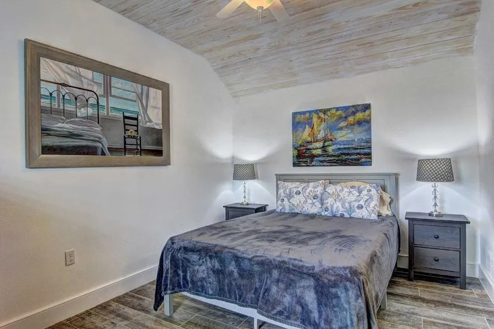 Coastal - 1 Br Home