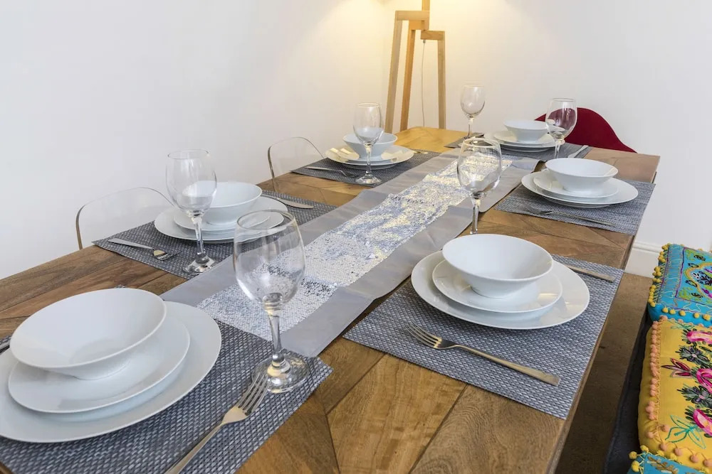 Club Living - Baker Street Apartments