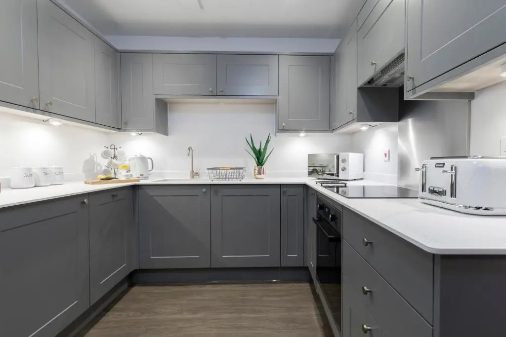 Elliot Oliver - Luxury 2 Bedroom Regency Apartment With Parking & EV Charger