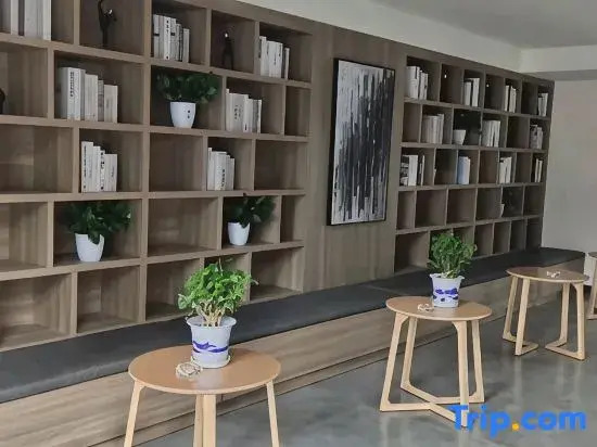 Xinxiang Jiuyi Yaju Hotel (Baicheng University Town)