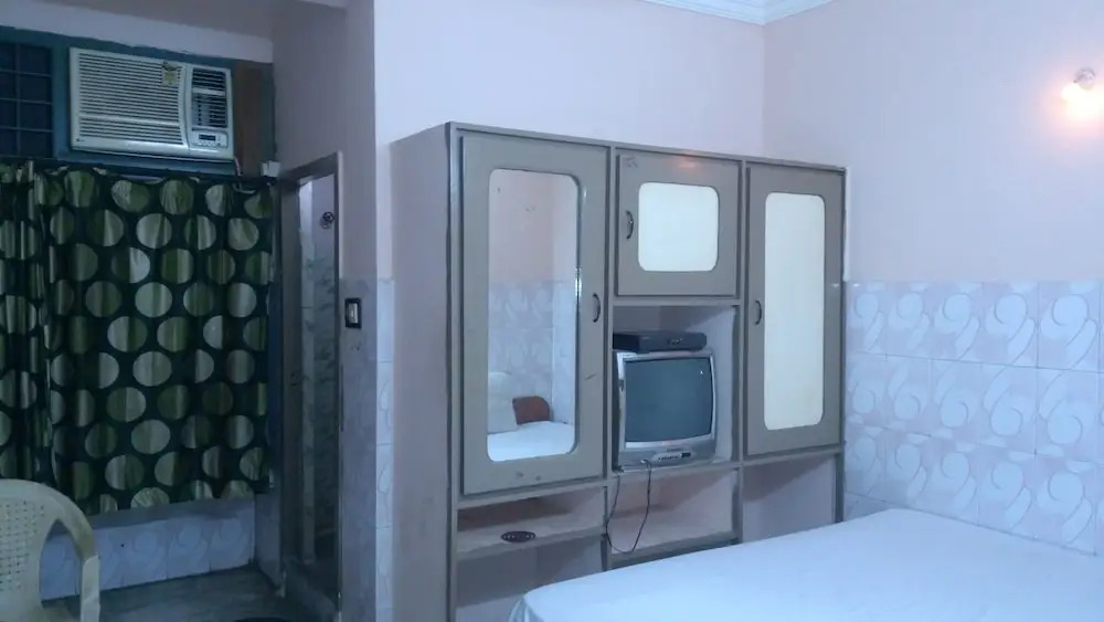 Iroomz Hotel Nandini Lodge