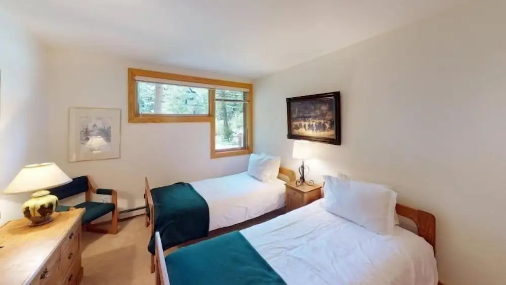 Comfortable and Cozy 2 Bedroom Condo Near Chair Lift 20 in Cascade Village - Shuttle to Vail Village