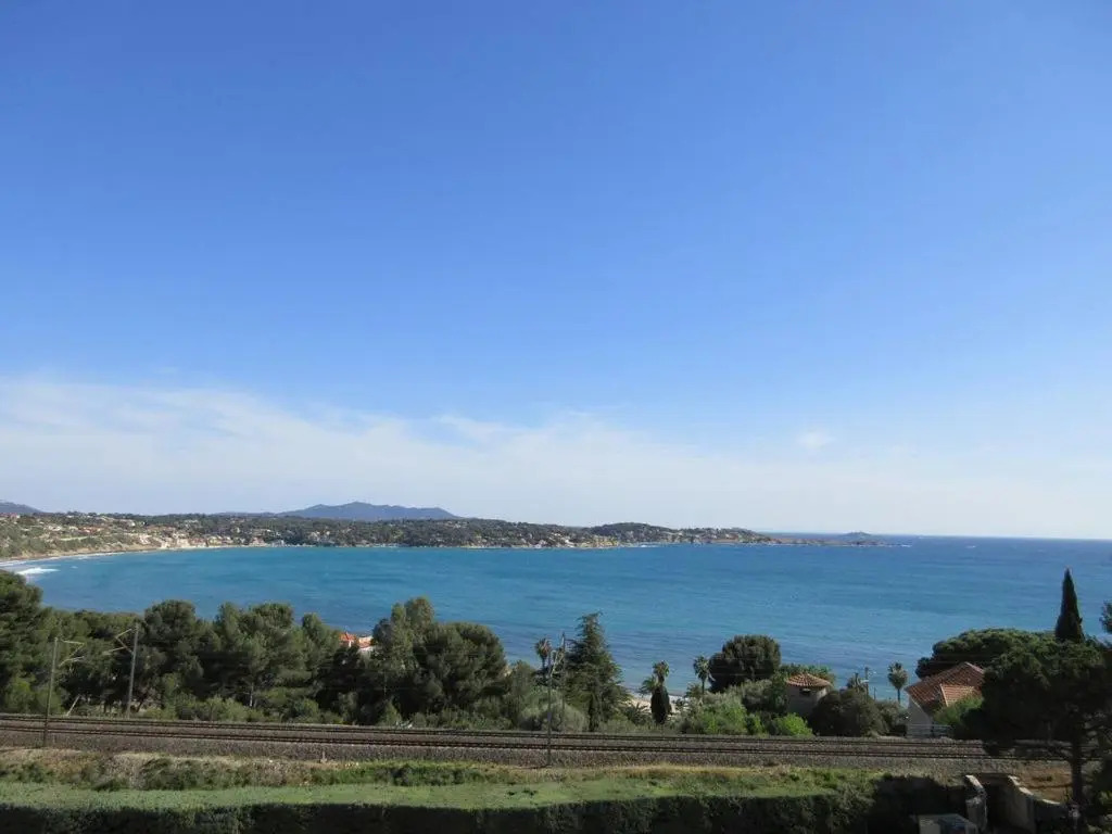 VUE MER 3 mn A PIED DE LA PLAGE LUMINEUX ET MODERNE