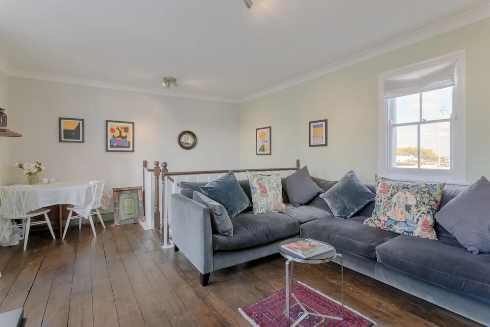 2 Bedroom Apartment in the Heart of Angel
