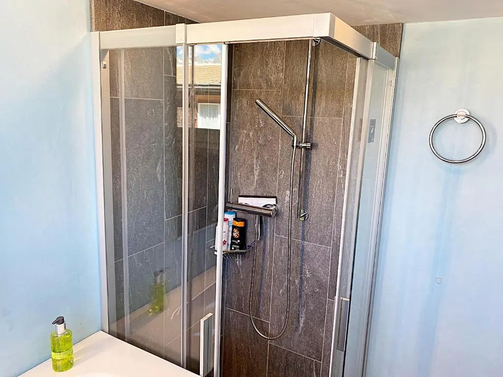 Dachwohnung im Alpenstil, 60m2 für 2P, mit Garage BM186