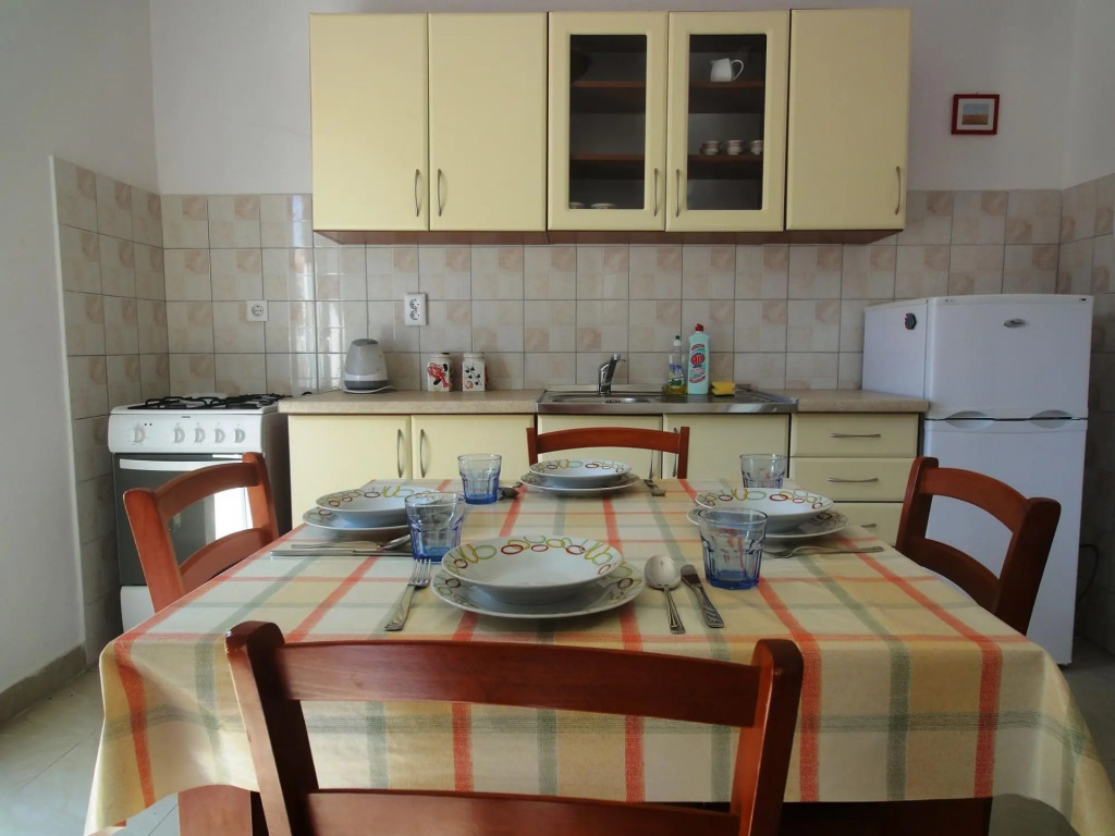 Elizabet - great location & close to the beach - A2(2+2)