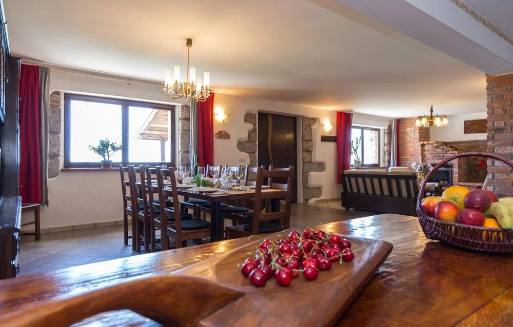 Beautiful Home in Icici With Wifi, 5 Bedrooms and Outdoor Swimming Pool
