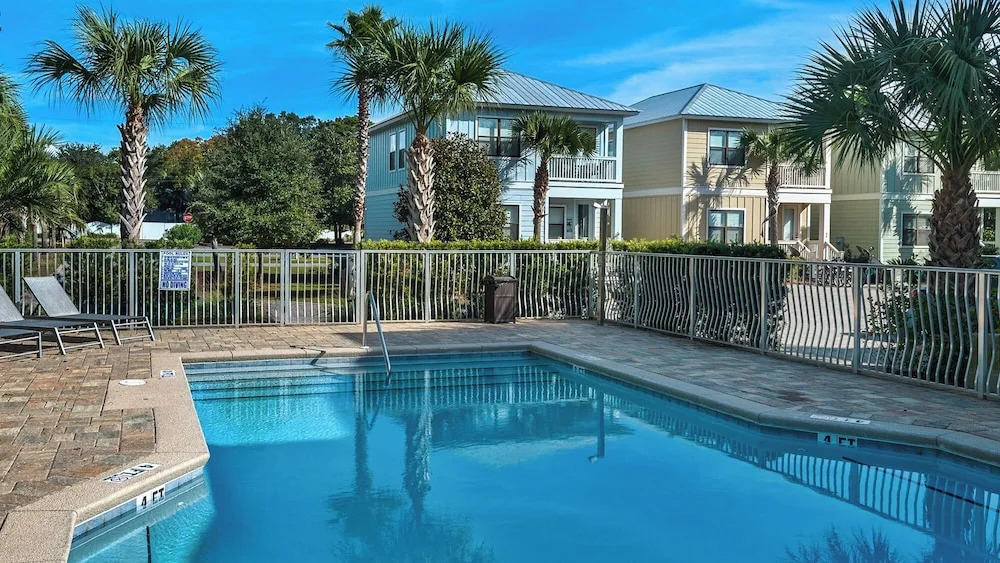 Steps From Pool - Minutes to Beach in Blue Mountain