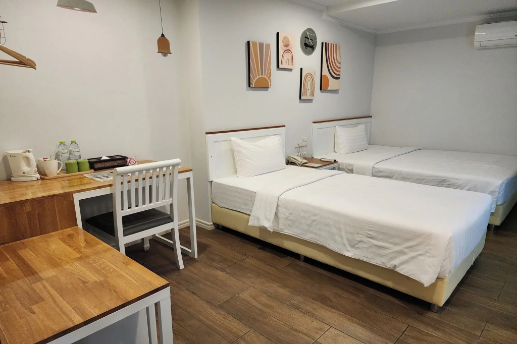 J PLACE HOTEL