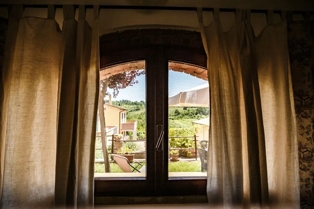 Casetta Luna e Sole Vista Colline Toscane WiFi Ultra Giardino e Ricarica EV