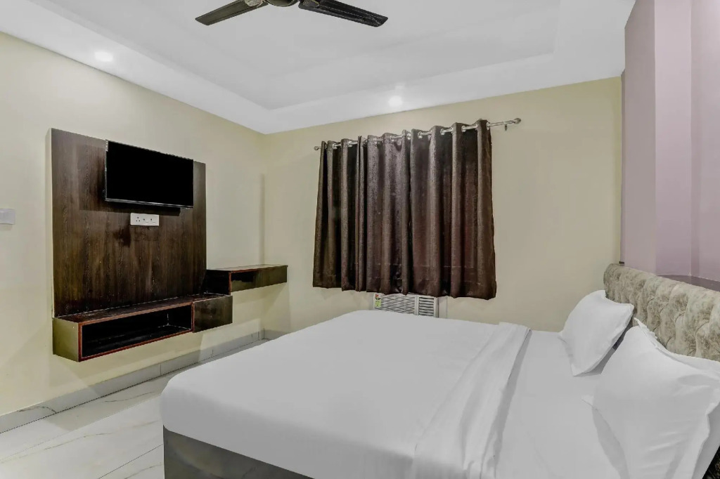 Collection O 85387 Holidays Inn