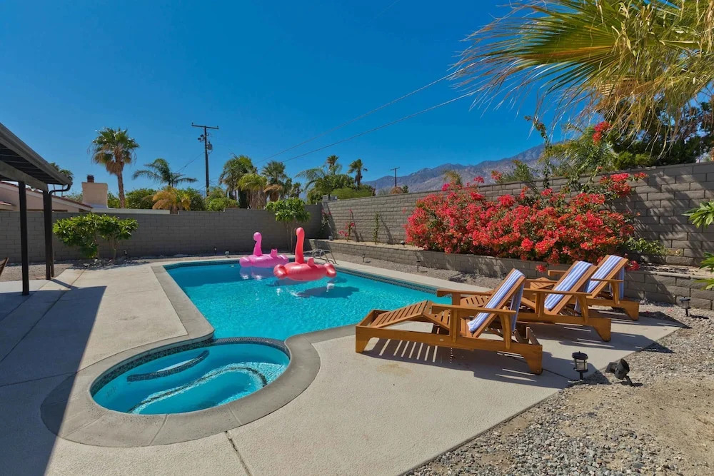 Modern Home w Private Pool Spa Pets Welcome