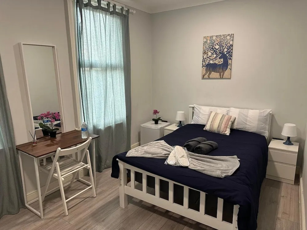 Apartment - Sleeps 2 - Acton Park & Stn Close
