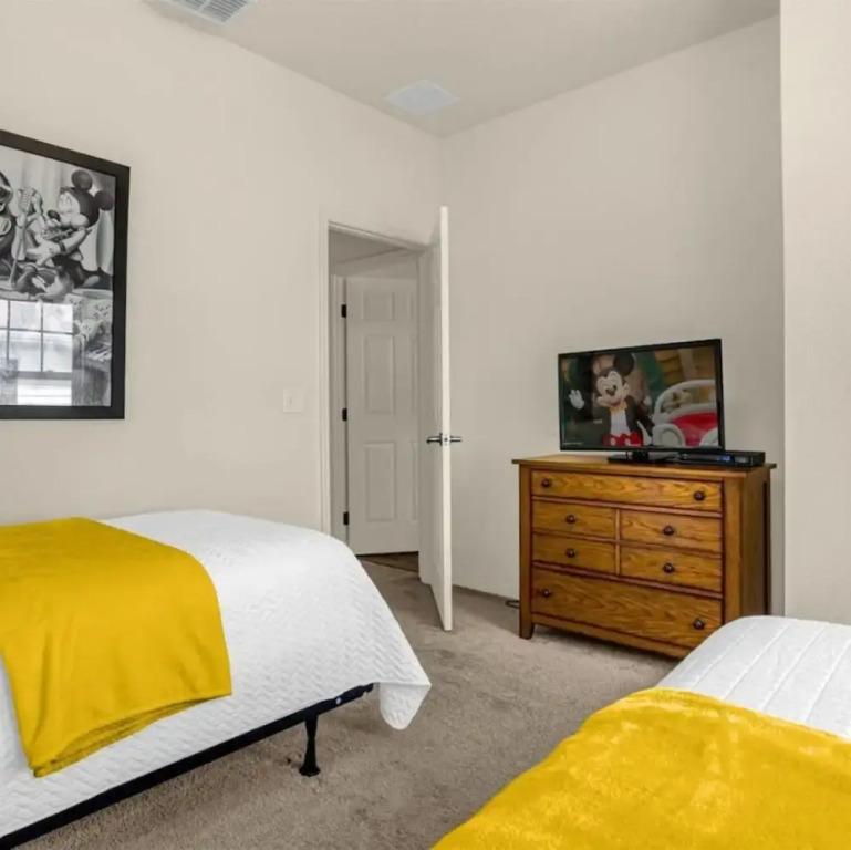 Luxury 4 BDR House Near Disney 11105
