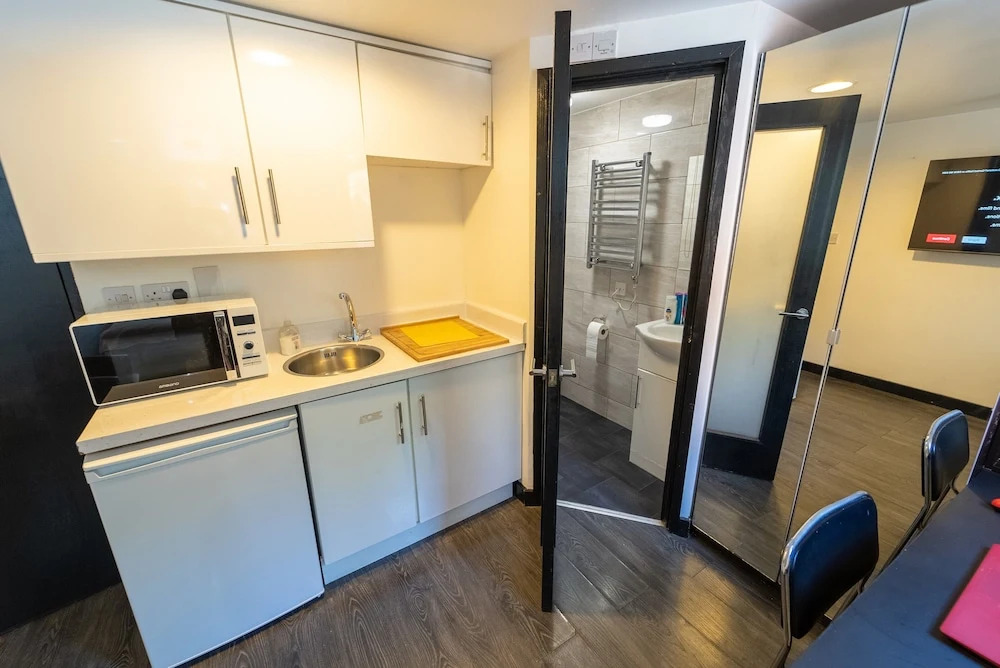 STAYSA Equipped studios near QE and UOB in GuestHouse close to the city!