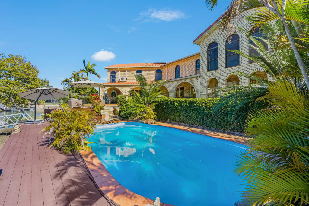 Waterfront Family Entertainer   5 Bedroom   Pool