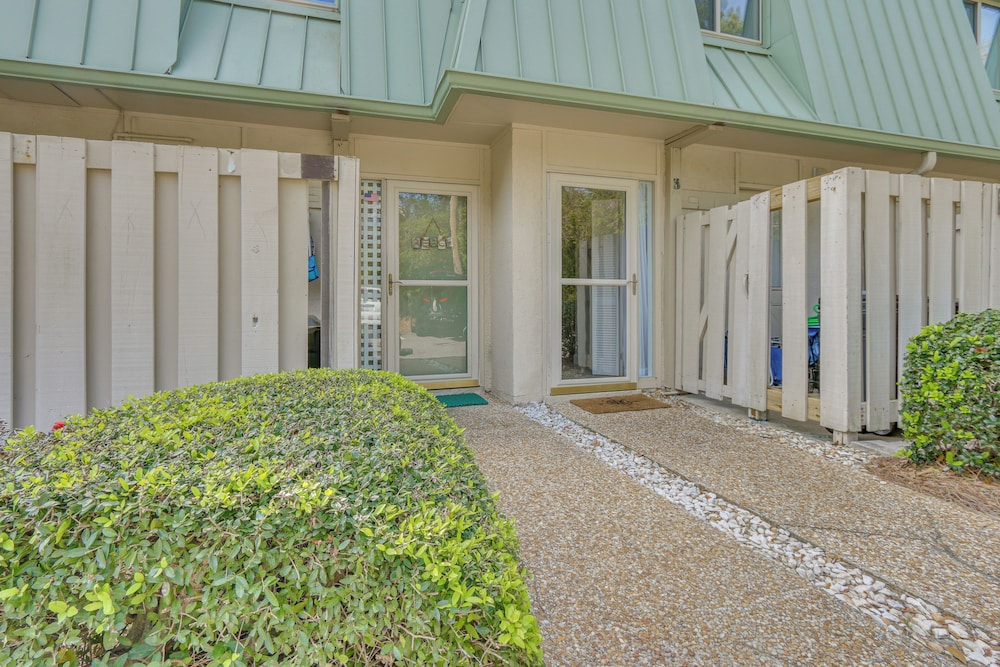 Walk to Beach! Hilton Head Island Escape w/ Pool
