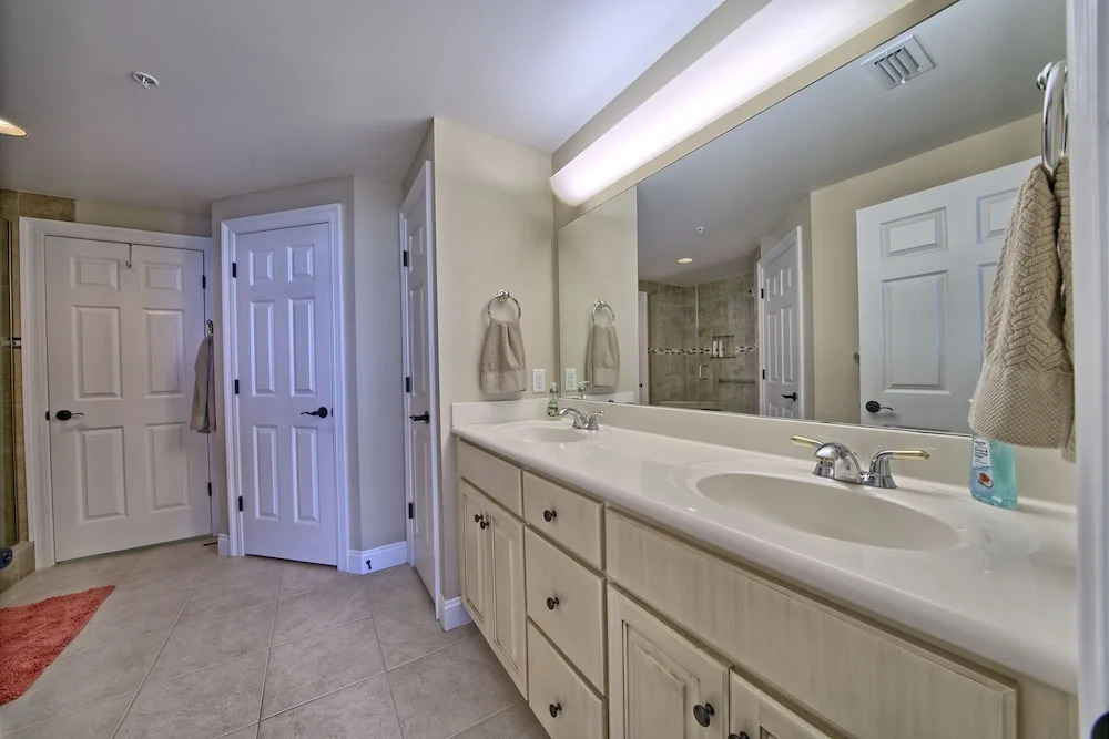 Roomy Oceanfront Condo with Breathtaking View and Beachside Pool - Unit 1906 by RedAwning
