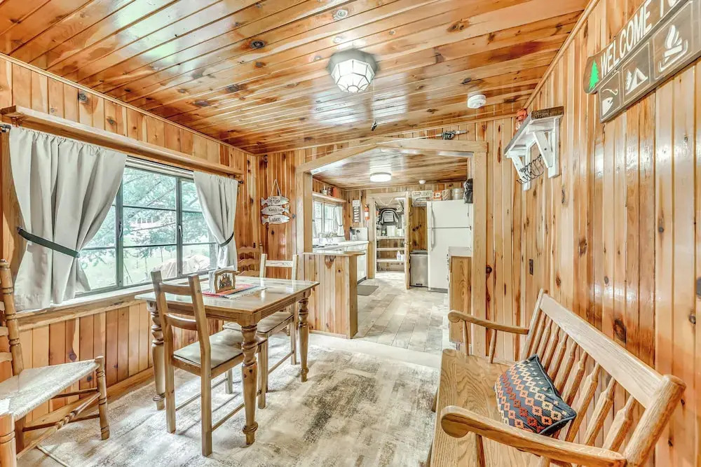 Cozy Cabin Near Grindstone Lake & Downtown!