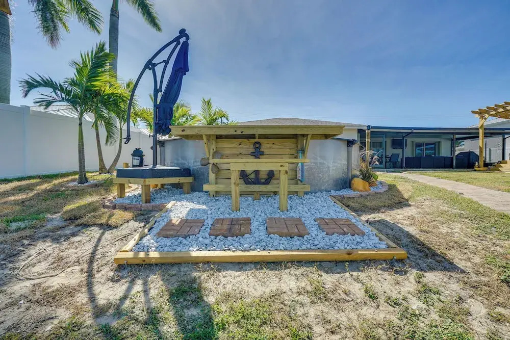 Hot Tub, Pool & Putting Green: Cape Coral Oasis!