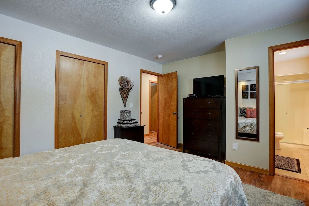 Pet-Friendly 6 Otter Home features Bikes to Explore Sunriver Village