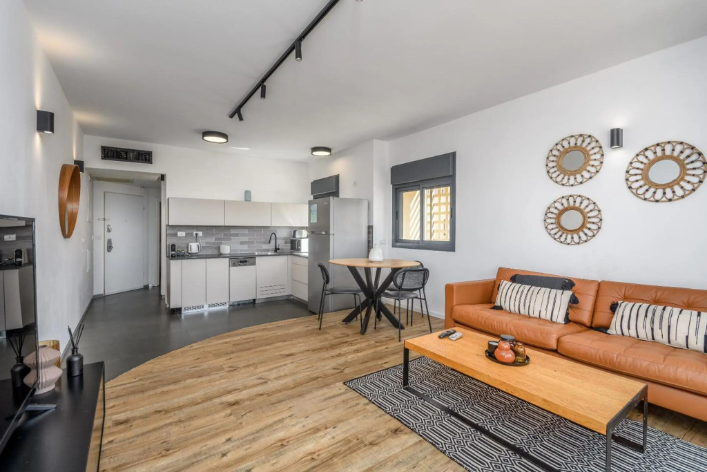 Modern & Sunny 1 BDR w balcony and parking