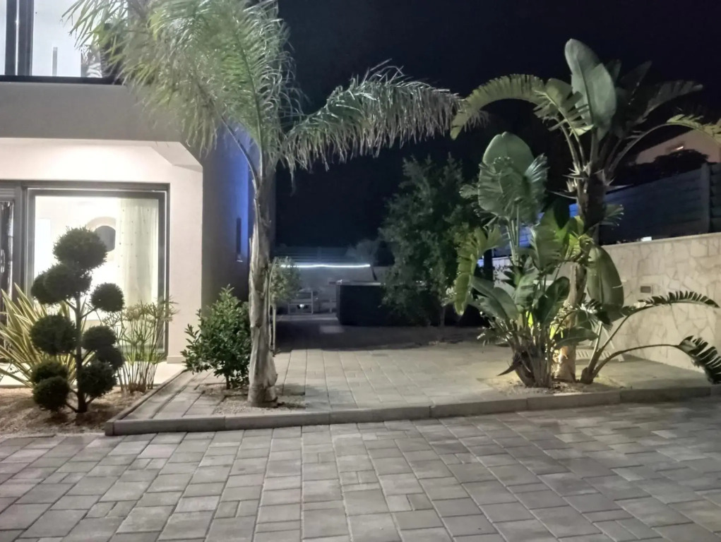 Villa S
