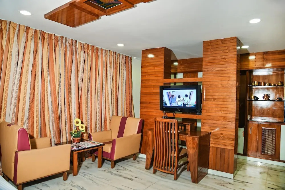 Fabhotel Rr Grand Daba Garden