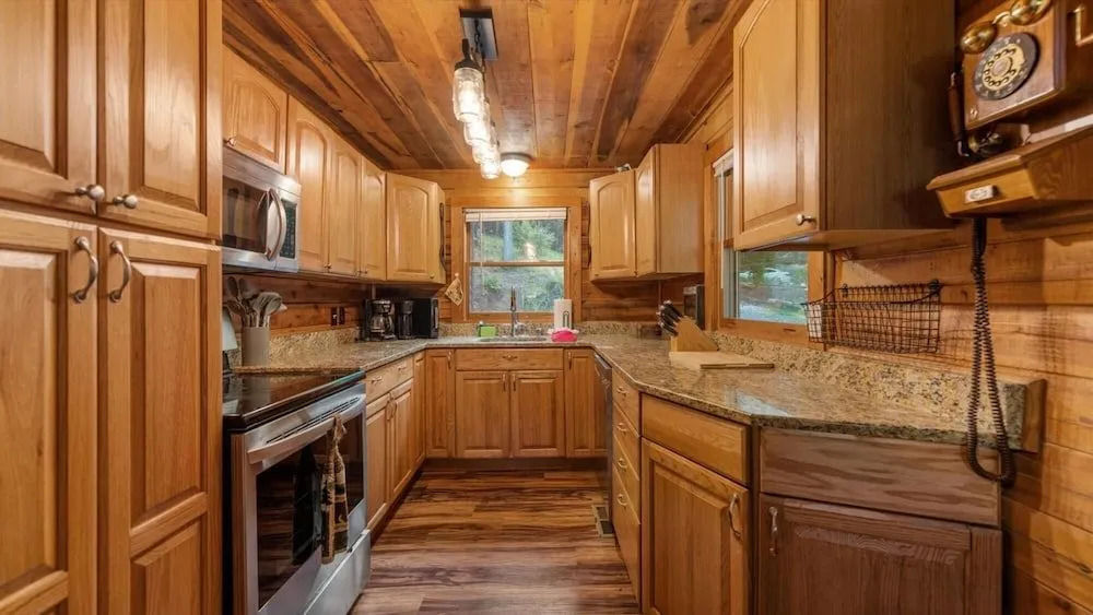 Hideaway Cabin on the Creek With Hot tub and More
