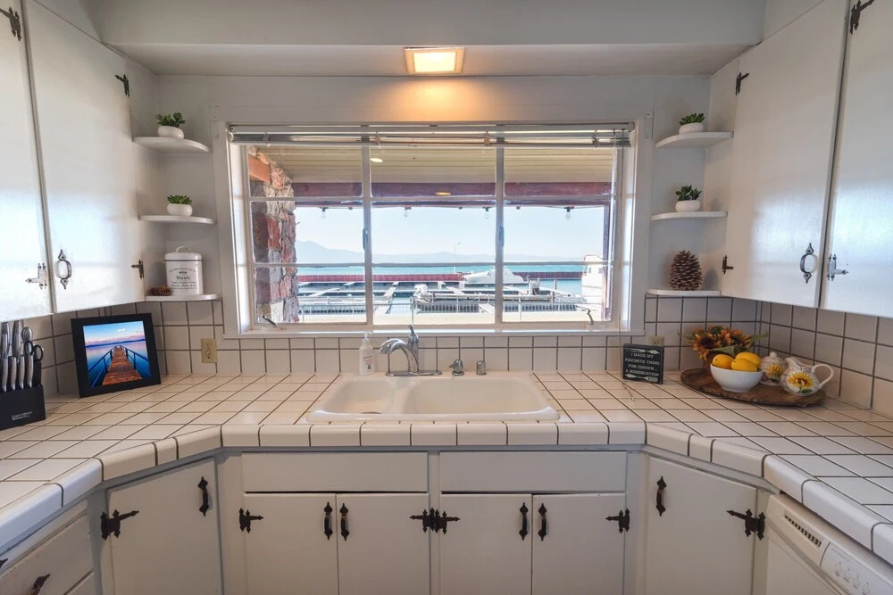 Lakefront Home, Private Hot Tub,marina..