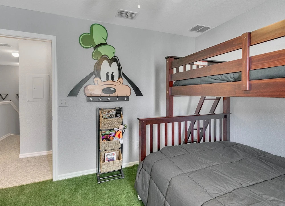 4 Bedroom Townhouse, Resort, 15 Mins to Disney, Themed Rooms perfect for Kids