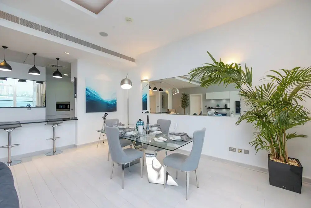 WelHome - Oceanfront Elegance 1BR Apt With Palm Sea Views