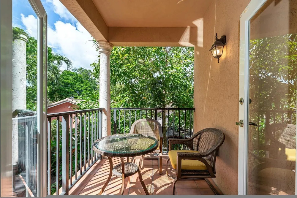 Salty Fox 5BD Oasis w Spa Beach Downtown