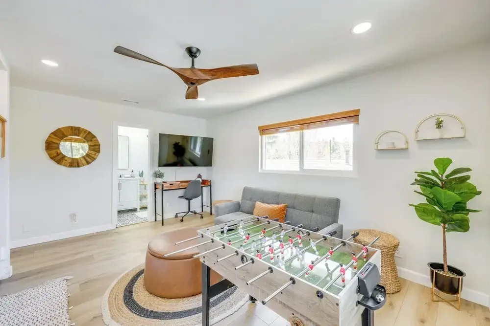 Walk to The Village Shops/Eats: Big Bear Lake Home