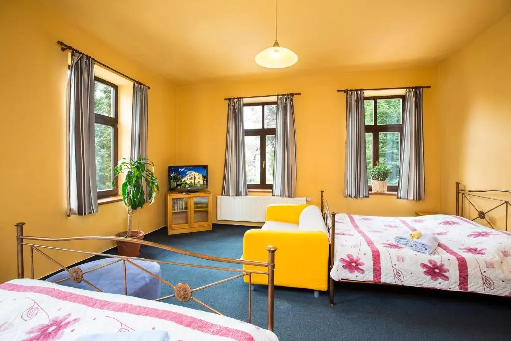 Yellow Ski Apartments
