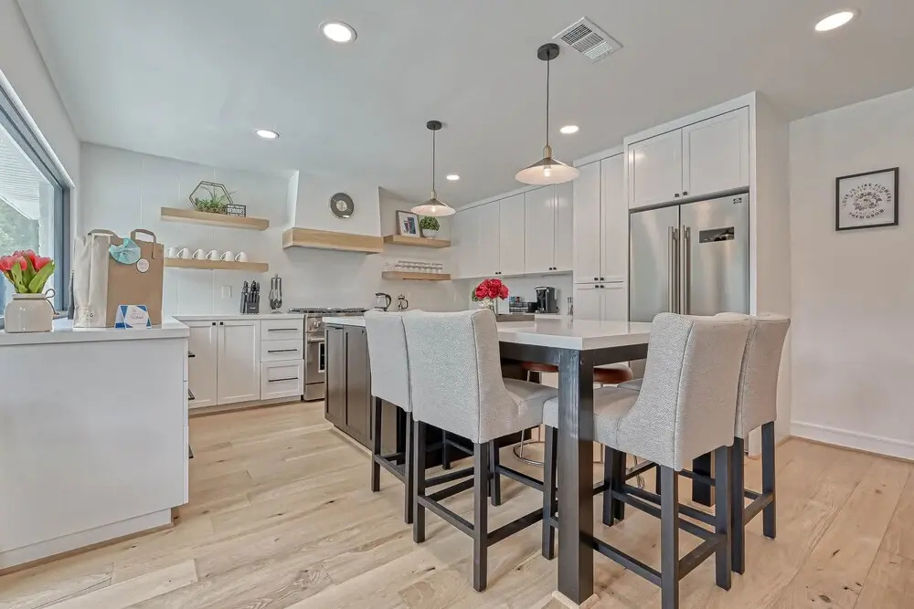 Barefoot in Spring Branch, Modern Chic Home With Private Pool, Gourmet Kitchen