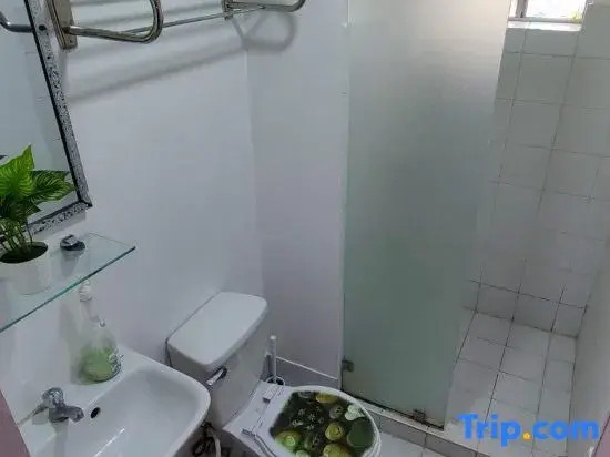 "Budget - No Frills" One Bedroom Condo near Manila Airport With Kitchen. Ideal for transient. 10K