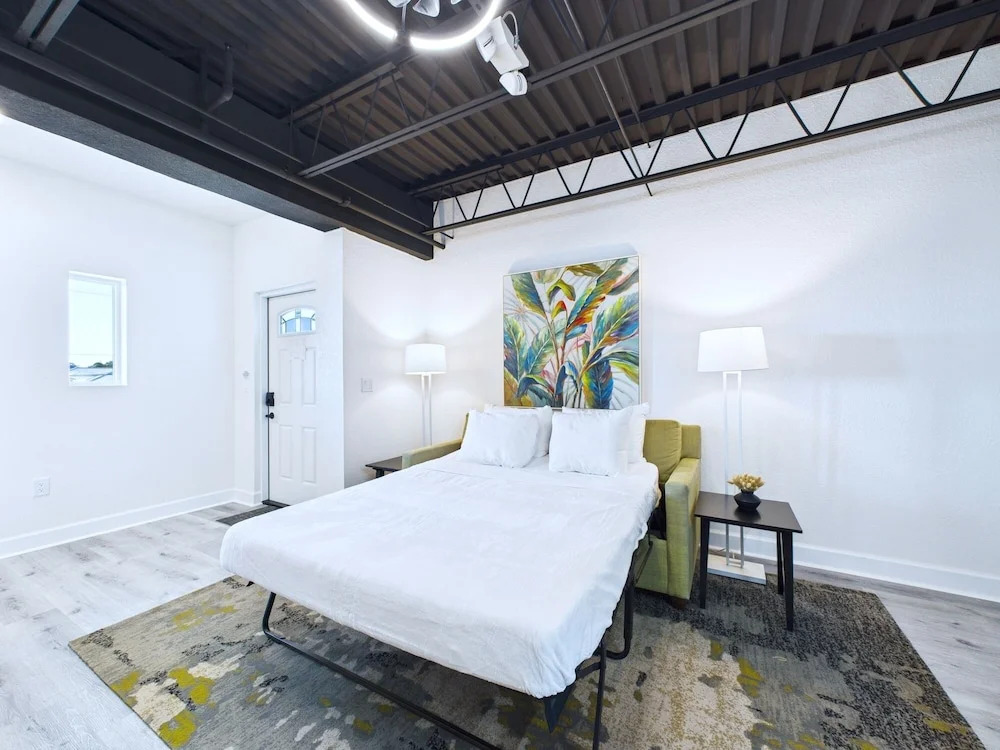 Minutes to Port Loft Near Dining Fun -unit 207