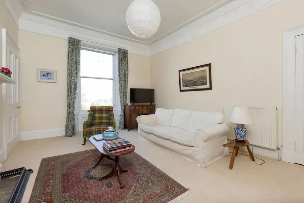 Lovely New Town 2 Bedroom Flat With Fireplace
