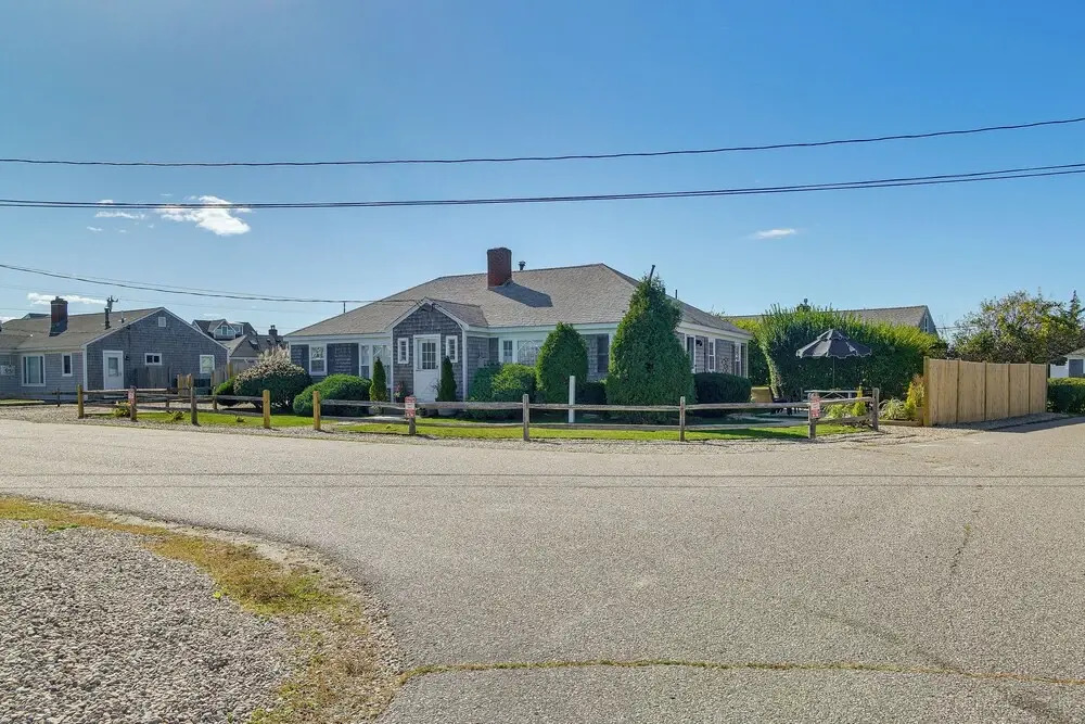 Steps to Eats & Craigville Beach! Cape Cod Cottage