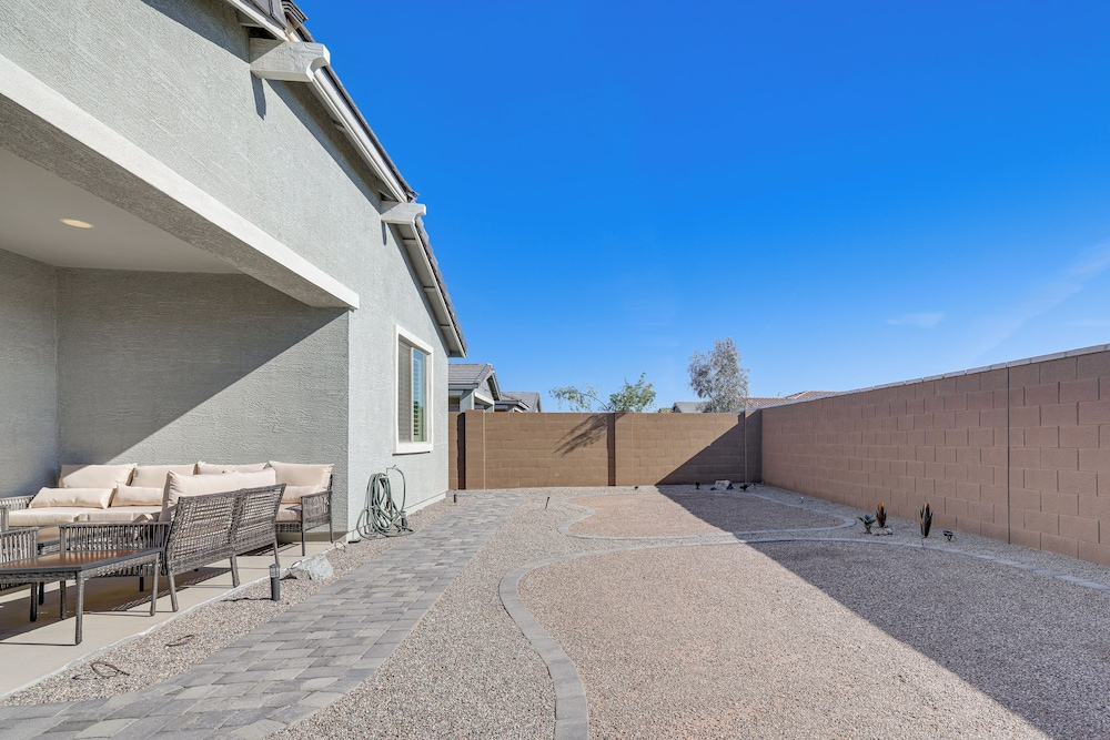 Serene Outdoor Space: Group Getaway in Maricopa!