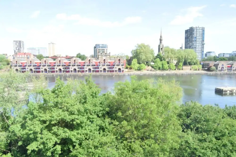 2 Bedroom Flat Near The River Thames