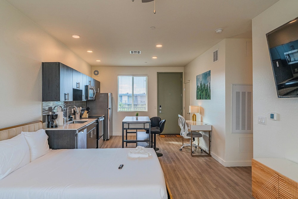 The Lotus Serene Stay with Pool-Gym-EV