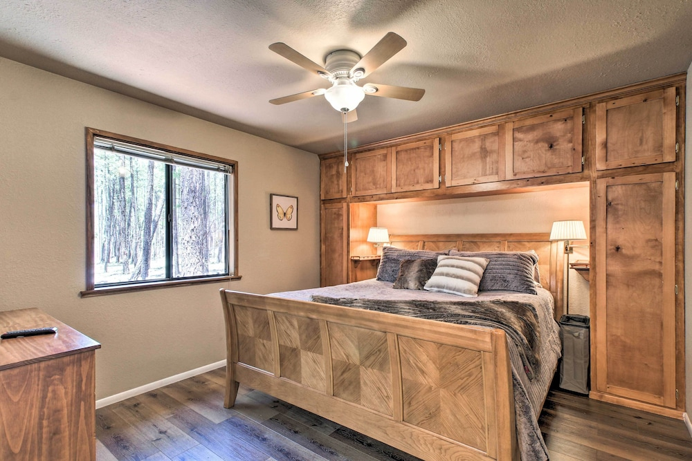 Fireplace, Deck & Grill: Pinetop Cabin Rental!