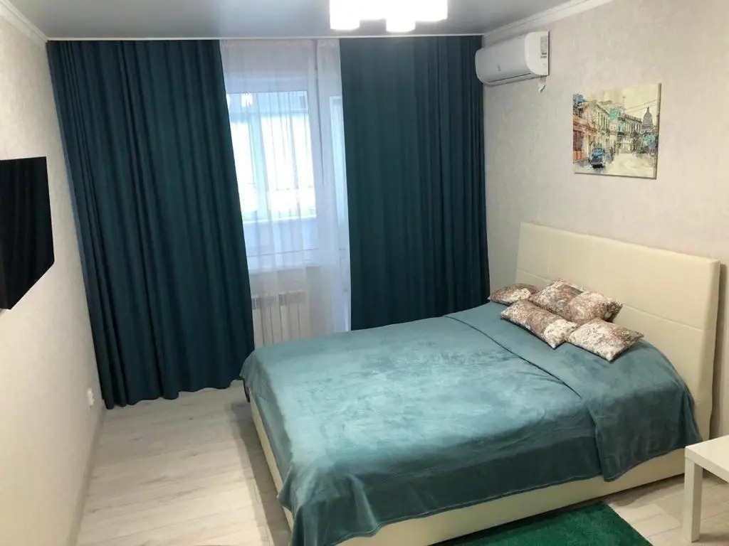 Ujutnaja kvartira v tsentre goroda s sovremennym dizajnom
