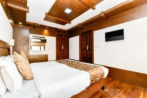 OYO 29757 Amare Deluxe Houseboat
